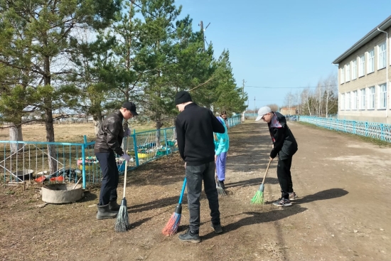 В рамках республиканской акции «Таза Қазақстан» в школе был проведен субботник по очистке прилегающих территорий.