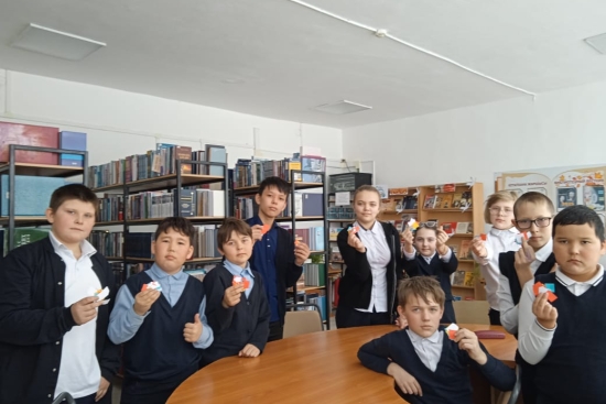 Қысқы демалыс кезінде, Антоновка мектеп кітапханасында  