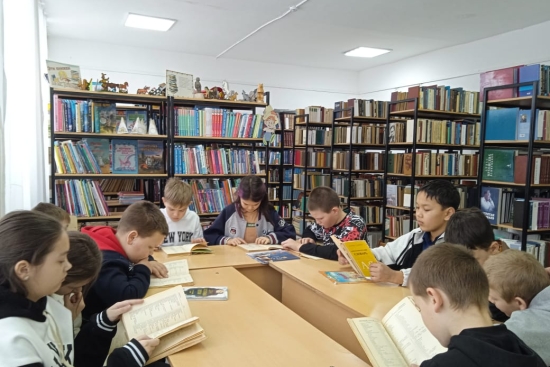 Қысқы демалыс кезінде кітапханада сыпайылық пен мейірімділік мерекесі өткізілді. Балалар алдымен этикет мырзаның үйіне барып, содан кейін сапарға аттанды. Олар 