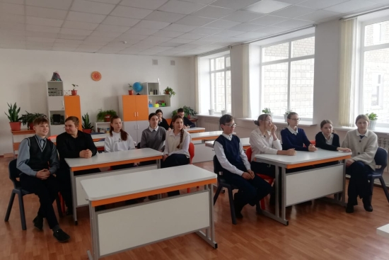 28.01.2026 жылғы Заң және тәртіп айлығы аясында Т. В. Сопко, мектептің аға тәлімгері және мектеп парламентінің мүшелері 8-11 сынып оқушыларымен 