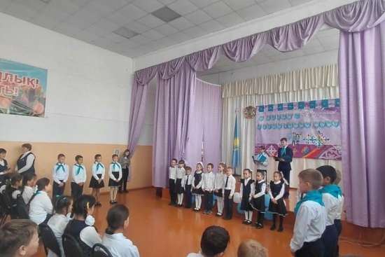 В Антоновской средней школе в честь Дня Республики Казахстан состоялась торжественная церемония посвящения учащихся в ряды единой детско-юношеской организации «Жас Ұлан» и «Жас Қыран».  Этот день — важное событие для подрастающего поколения, которое спосо